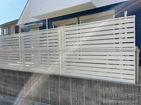 のフェンス・柵 シンプレオフェンスSY1F型 横半目隠し 2段支柱 自立建て用（パネル2段） 施工例