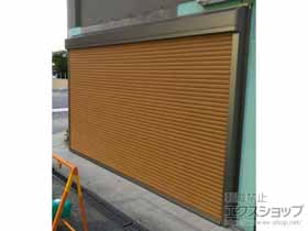のガレージシャッター ガレージシャッタークワトロ 電動式 外部付タイプ 木目調 施工例