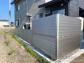 のフェンス・柵 ミエーネフェンス 目隠しルーバータイプ 2段支柱 自立建て用（パネル2段） 施工例