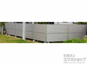のフェンス・柵 ミエーネフェンス 目隠しルーバータイプ 2段支柱 自立建て用（パネル2段） 施工例
