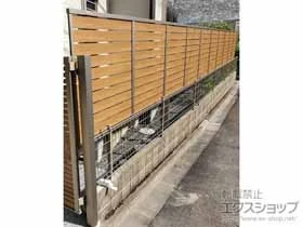 LIXIL(リクシル)のフェンス・柵・塀 フェンスAB YS3型 横スリット3 アルミ多段柱仕様 木調カラー(パネル1段) 施工例