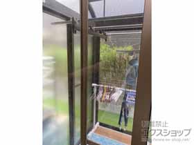 のテラス囲い・サンルーム サニージュ R型 床納まり ランマ無 積雪〜20cm対応+吊下げ物干しBセット 標準 2本入り・吊下げ物干し取付け桟×2／垂木取り付け部品（10個入）／躯体水切り逃げ部材 施工例