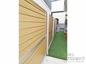 のフェンス・柵 ルシアスフェンスF02型 横目隠し 木調カラー 2段支柱 自立建て用 施工例