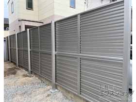 のフェンス・柵 ミエーネフェンス 目隠しルーバータイプ 2段支柱 自立建て用 施工例