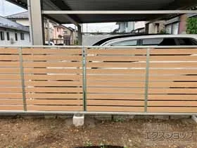 YKKAPのフェンス ルシアスフェンスF04型 横板 木目カラー 自由柱施工 施工例