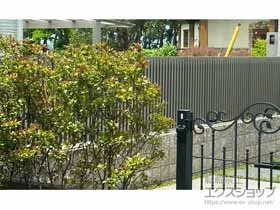 三協アルミのフェンス エルファード両面 1型 間仕切支柱タイプ 施工例