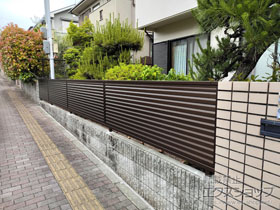 のフェンス・柵 ミエーネフェンス 目隠しルーバータイプ 自由柱施工 施工例