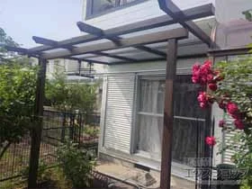 YKKAPのテラス屋根 サザンテラス (パーゴラ仕様) テラスタイプ 単体 積雪〜20cm対応+吊り下げ式 固定式物干し(アルミ物干し竿無し) 施工例