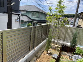 のフェンス・柵 ミエーネフェンス 目隠しルーバータイプ　自由柱施工 施工例