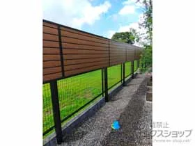 Value Selectのフェンス・柵・塀 モクアルフェンス 目隠しタイプ 2段支柱 自立建て用（パネル上段のみ） 施工例