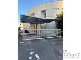 YKKAPのカーゲート ルシアスアップゲートワイド 1型 横格子 手動 施工例