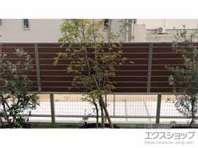 のフェンス・柵 ルシアスフェンスF02型　横目隠し 木調カラー 2段支柱 自立建て用（パネル1段） 施工例