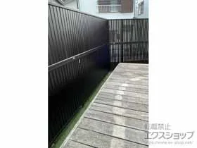 YKKAPのフェンス・柵・塀 シンプレオフェンス4F型 たて太格子 2段支柱 自立建て用 施工例