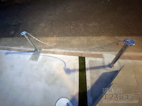 のカーゲート スペースガード（車止め） F48型 埋込式 キー付き ステンレス製 施工例
