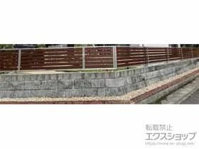 YKKAPのフェンス ルシアスフェンスF04型 横板 木目カラー 自由柱タイプ 施工例