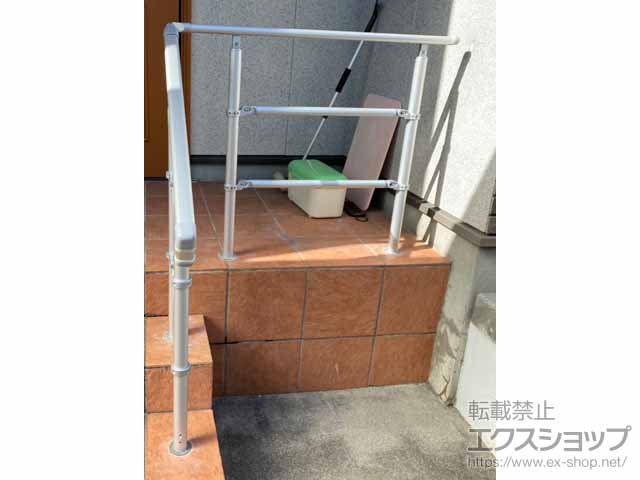 岐阜県大垣市のYKKAPの屋外手すり・転落防止柵 歩行補助手すり パルトナーUDフェンス2型＜自立タイプ/横格子タイプ＞*B型(トラック楕円形) 施工例