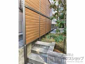 のフェンス・柵 フェンスAB YL2型 横ルーバー2 木調カラー アルミ多段柱仕様 施工例