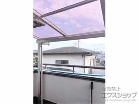 YKKAPのバルコニー屋根 ソラリア F型 屋根タイプ 単体 積雪～20cm対応+吊り下げ式固定物干し 標準タイプ 施工例