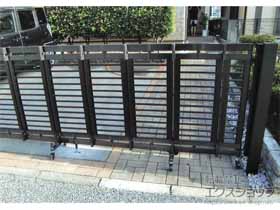 千葉県野田市のLIXIL リクシル(TOEX)のカーゲート シャレオ伸縮1型 ノンレール 両開き　690W 施工例