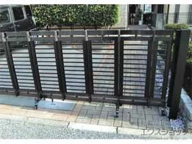 LIXIL リクシル(TOEX)のカーゲート シャレオ伸縮1型 ノンレール 両開き　690W 施工例