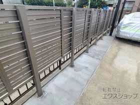 LIXIL(リクシル)のフェンス・柵・塀 フェンスAB YS3型 横スリット3 アルミ多段柱仕様*パネル上段のみ 施工例