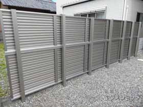 のフェンス・柵 ミエーネフェンス 目隠しルーバータイプ 2段支柱 自立建て用　耐風性能42ｍ/秒相当 施工例