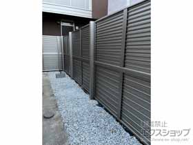 のフェンス・柵 ミエーネフェンス 目隠しルーバータイプ 2段支柱 自立建て用 施工例