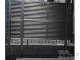 YKKAPのフェンス・柵・塀 シンプレオフェンス13F型 横ルーバー　自立建て2段支柱 施工例