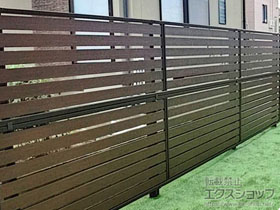 のフェンス・柵 モクアルフェンス 横板タイプ 2段支柱 自立建て用 施工例
