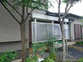 YKKAPのテラス屋根 ソラリア F型 テラスタイプ 単体 積雪～20cm対応＋前面パネル 施工例