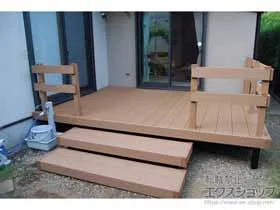 YKKAPのウッドデッキ リウッドデッキ 200+段床セット　正面段床2段+リウッドデッキフェンス4型＜横パネル＞ 施工例
