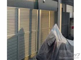 Value Selectのフェンス・柵・塀 ミエーネフェンス 目隠しルーバータイプ 2段支柱 自立建て用 施工例