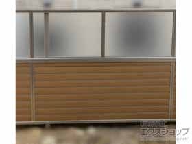 のフェンス・柵 シンプレオフェンスP1F型 目隠しポリカパネル+ルシアスフェンスF02型 横目隠し 木調カラー 2段支柱 自立建て用 施工例