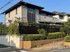 のフェンス・柵 ルシアスフェンスH06R型 横スリット 複合カラー 自由柱施工 施工例