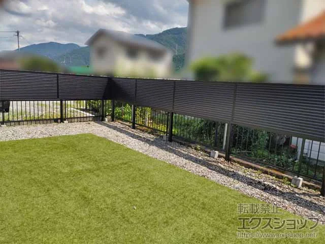 Value Selectのフェンス ミエーネ目隠しルーバーフェンス 上段のみ設置 自立建て用 施工例