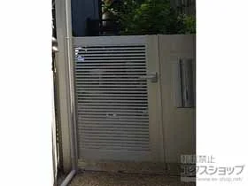 YKKAPの門扉 シンプレオ門扉1型 横格子 両開き 機能子扉親子 門柱使用 施工例