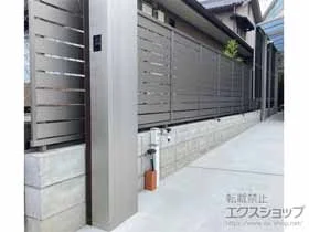 Value Selectのフェンス・柵・塀 モクハイフェンス アルミ色タイプ　フリーポールタイプ 施工例