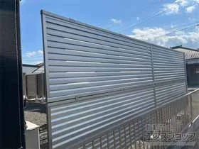 Value Selectのフェンス・柵・塀 ミエーネフェンス 目隠しルーバータイプ 2段支柱 自立建て用（パネル2段） 施工例