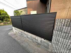 のフェンス・柵 シンプレオフェンス13F型 ルーバー 自由柱施工 施工例