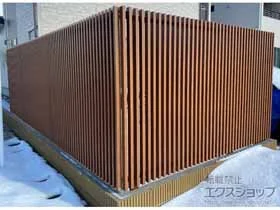 YKKAPのフェンス ルシアス スクリーンフェンスS02型 木調色・自由柱施工 施工例