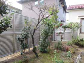 のフェンス・柵 ミエーネフェンス 目隠しルーバータイプ 2段支柱 自立建て用（パネル2段） 施工例