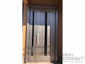 の玄関ドア リシェント玄関ドア3 アルミ仕様 親子仕様(ランマ無)外観右吊元 C12N型 ※手動仕様+下枠巾木（小）／スペーサーセット（1mm・3mm・5mm）／アルミ枠用ネジセット 施工例