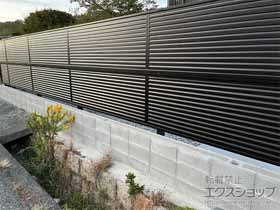 のフェンス・柵 ミエーネフェンス 目隠しルーバータイプ 2段支柱 自立建て用 施工例