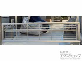 茨城県笠間市のYKKAPのカーゲート ルシアスアップゲートワイド 1型 横格子 電動 施工例