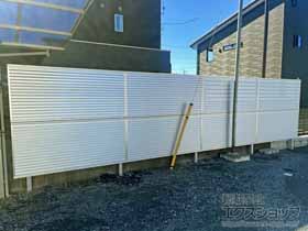 のフェンス・柵 ミエーネフェンス 目隠しルーバータイプ 2段支柱 自立建て用※柱別途 施工例