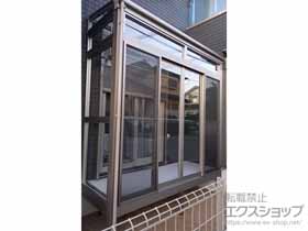 のテラス囲い・サンルーム サニージュ F型 床納まり ランマ付 積雪〜20cm対応 ※片袖納まり吊下げ物干しAセット 標準 2本入り・吊下げ物干し取付け桟×2／躯体水切り逃げ部材 施工例