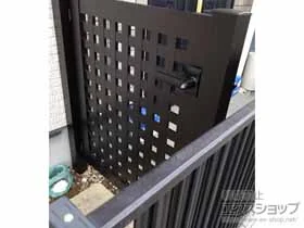 YKKAPの門扉 シンプレオ門扉11型 太井桁格子 片開き 門柱使用 施工例