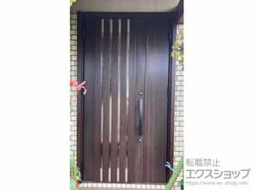 の玄関ドア リシェント玄関ドア3 断熱K4仕様 親子仕様(ランマ無)外観左吊元 M27型 ※手動仕様+スペーサーセット（1mm・3mm・5mm）／下枠段差緩和材（ステンレス） 施工例