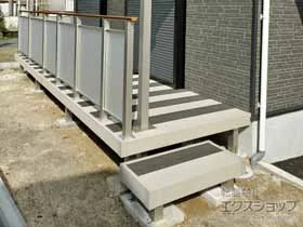 YKKAPのウッドデッキ リウッドデッキ 200＋ルシアスデッキフェンスB04型<ポリカパネルタイプ> 施工例
