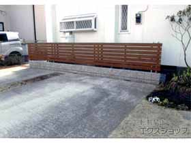 茨城県守谷市のYKKAPのフェンス・柵・塀 ルシアスフェンスH02型 横板格子 木調カラー 自由柱施工 施工例